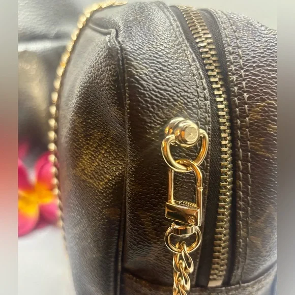 Louis Vuitton Monogram Trousse Toilette 28 Crossbody - Picture 4 of 15